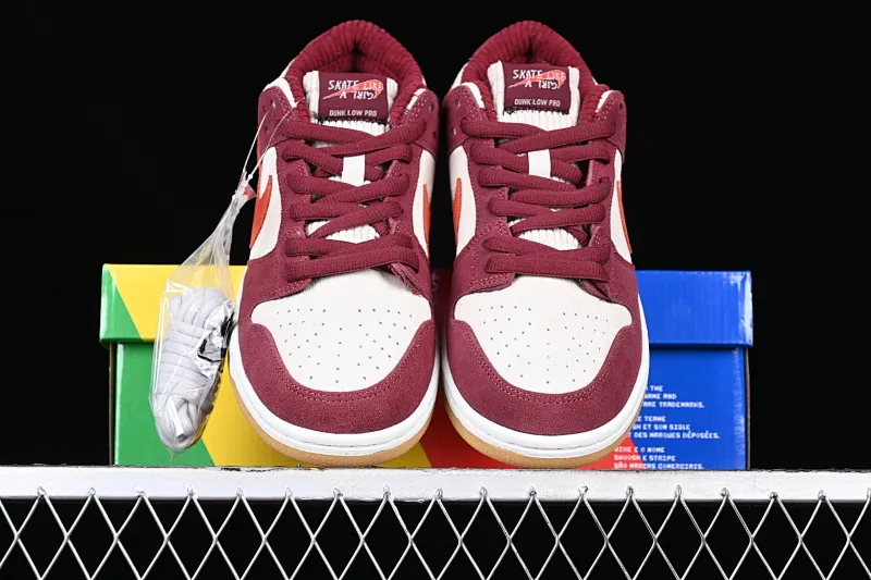 All categories Nk SB Dunk Series Nk SB Dunk Low low-top sneakers Skate Like a Girl x Nk SB Dunk Low joint model SB smashed backboard fashion casual sneakers DX4589-600